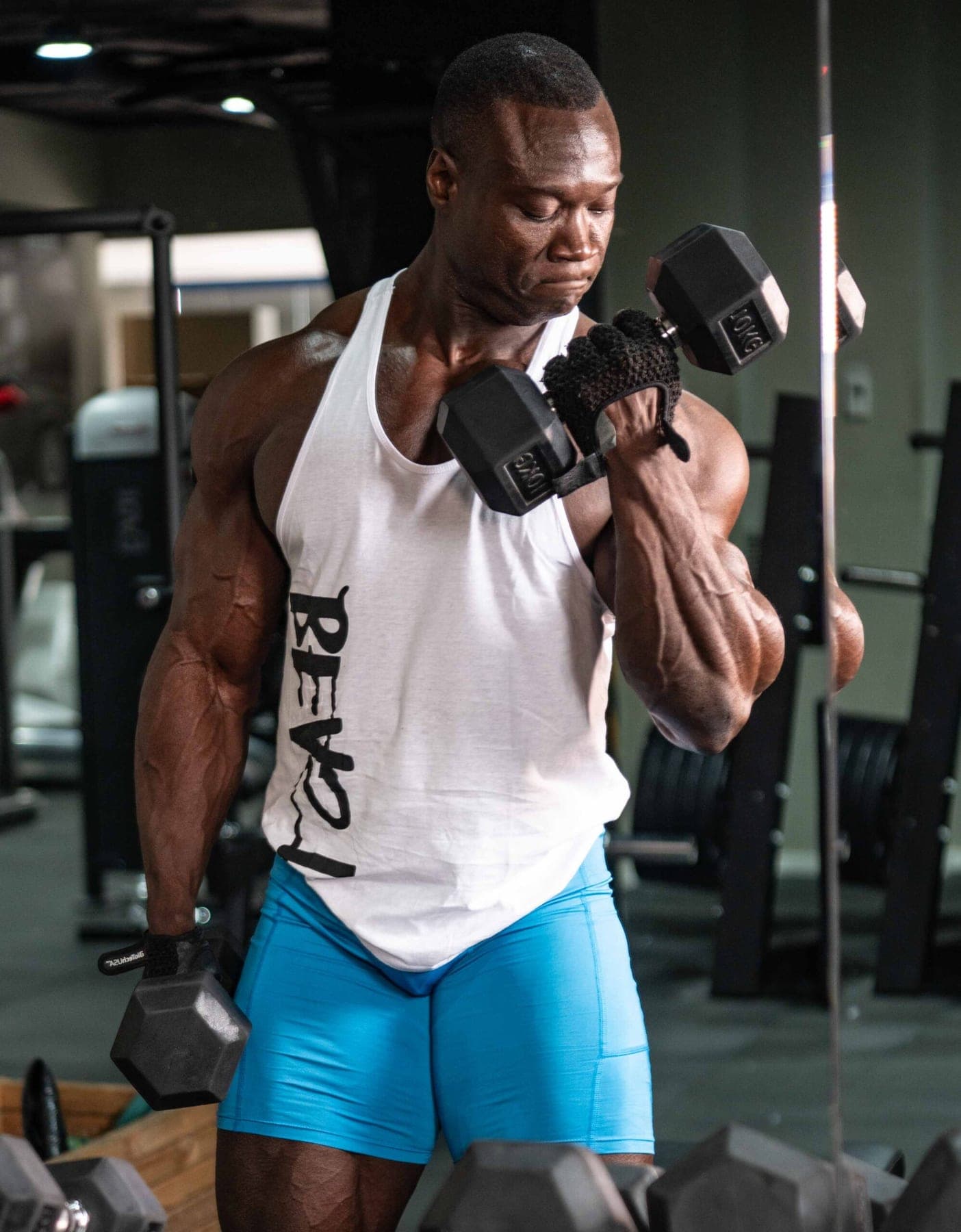 Usman entrenando con mancuernas en el gimnasio