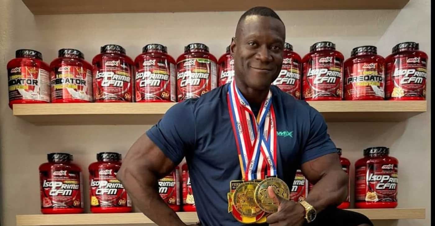 Usman Bathily en la tienda Fit Nutrición Sitges con sus medallas